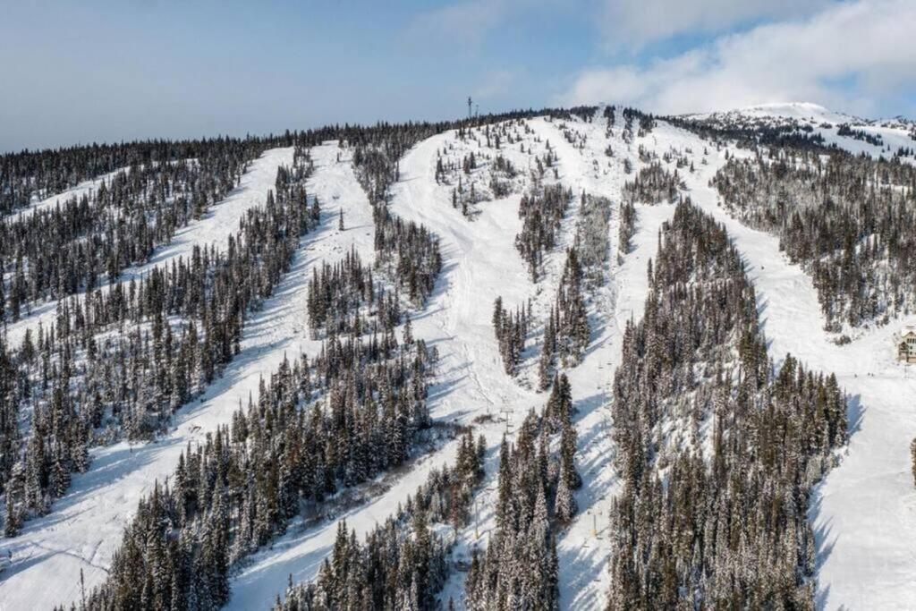 Fresh Tracks Retreat - Ski In Out Mtn View & Private Hot Tub Big White Ski Resort Экстерьер фото