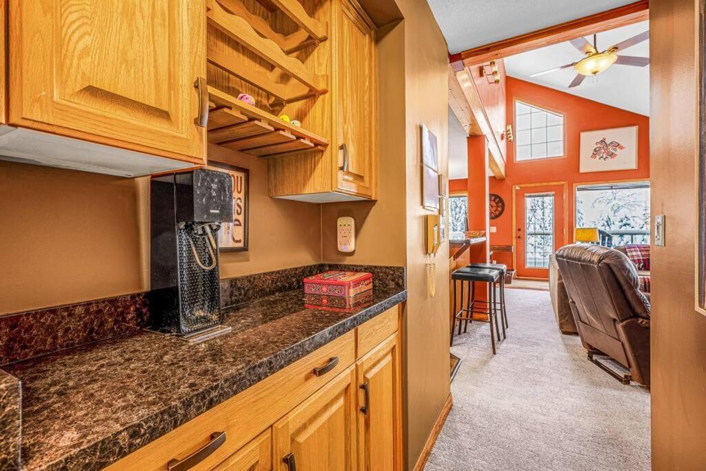 Fresh Tracks Retreat - Ski In Out Mtn View & Private Hot Tub Big White Ski Resort Экстерьер фото